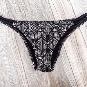 cheeky bikini bottoms. tribal print. size large.